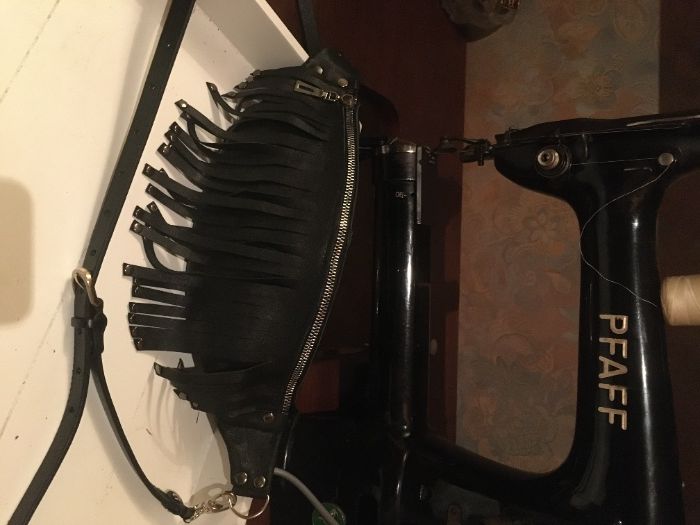 Поясная сумка с бахромой из натуральной кожи.