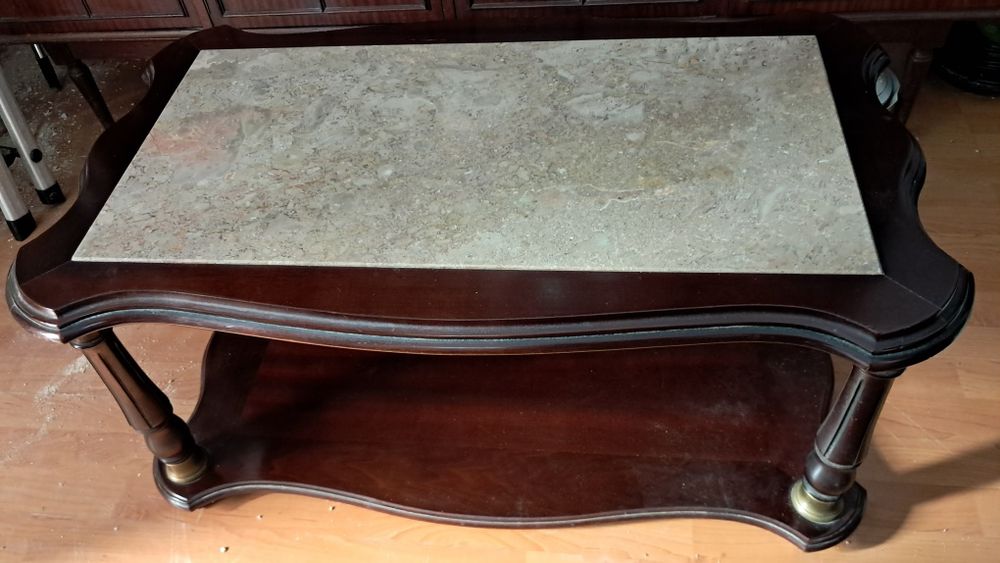 Mesa de Sala madeira antiga com tampo de pedra   50 €