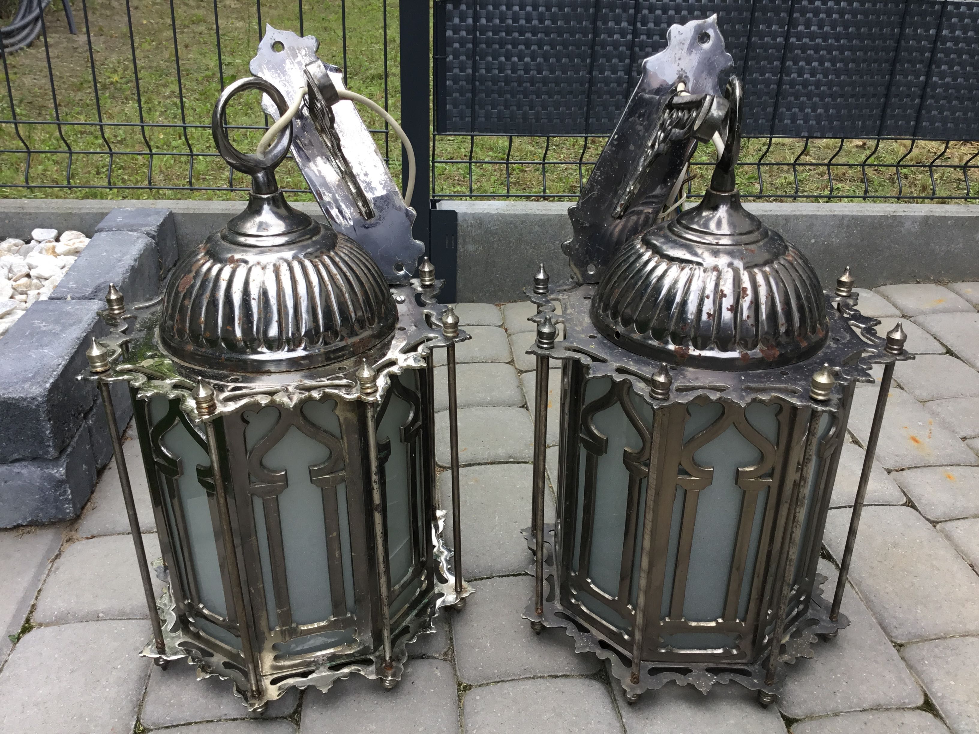 Dwie lampy w stylu orientalnym na zewnątrz .
