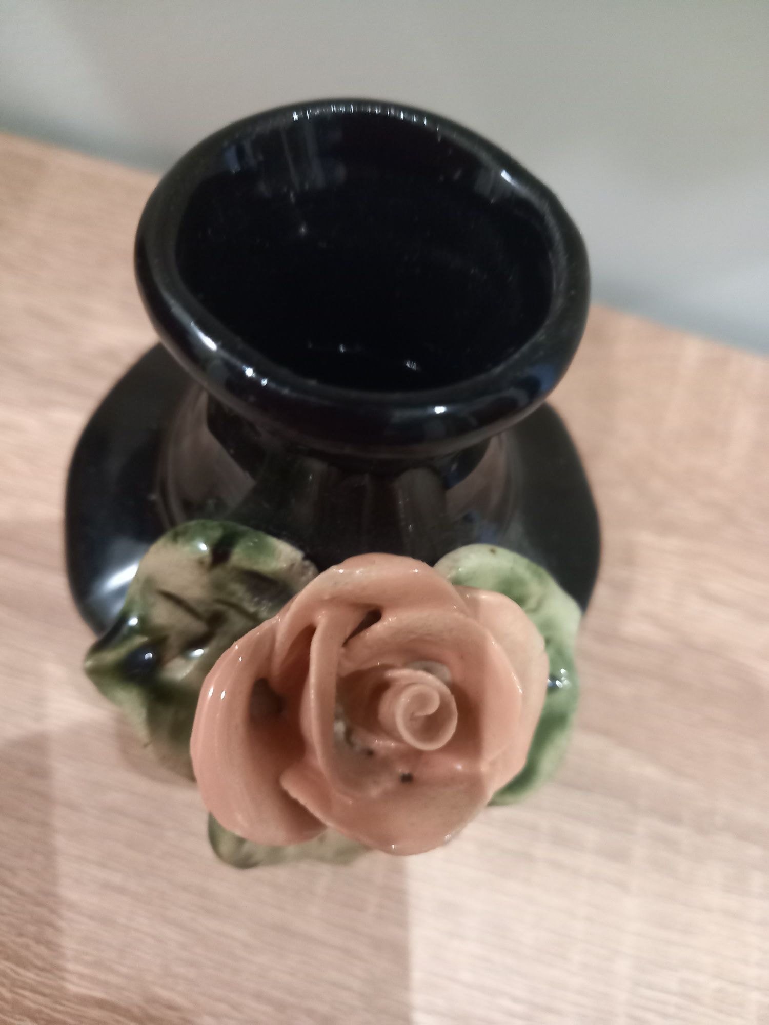 Wazonik ceramiczny czarny, z różą