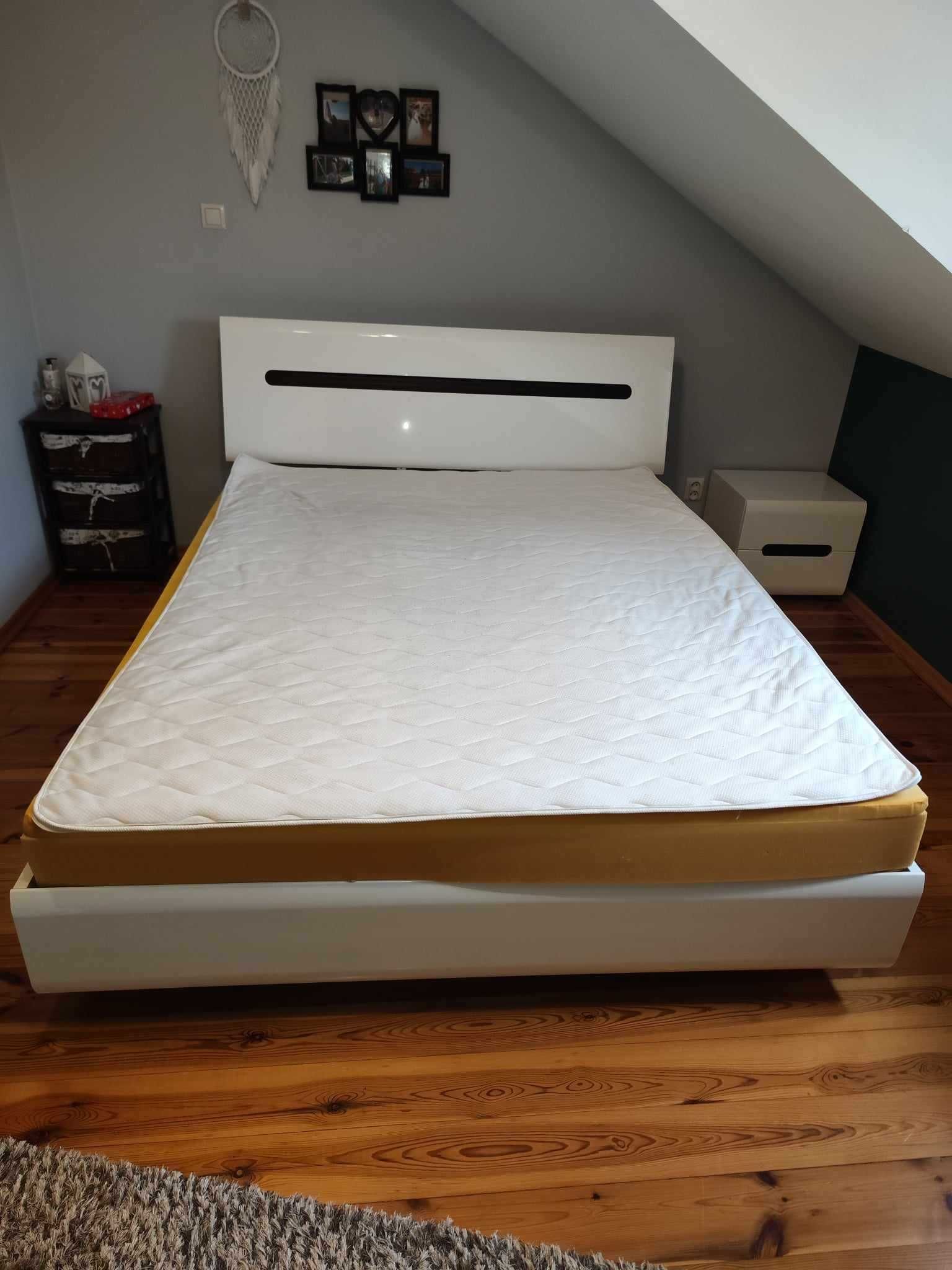 Łóżko z materacem 160*200