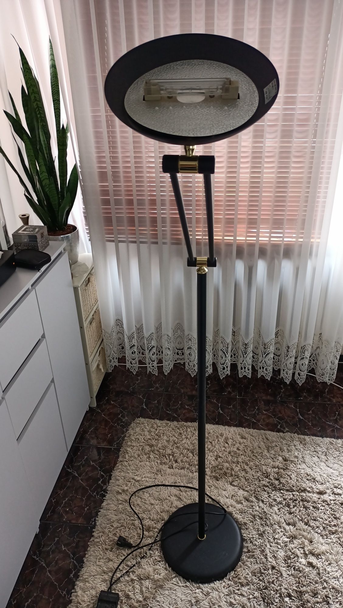 Lampa stojąca ze ściemniaczem.