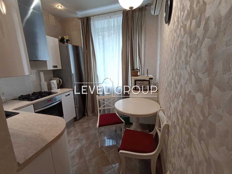 3 кім сталінка на Печерську вул Князів Острозьких (Московська) 37/2