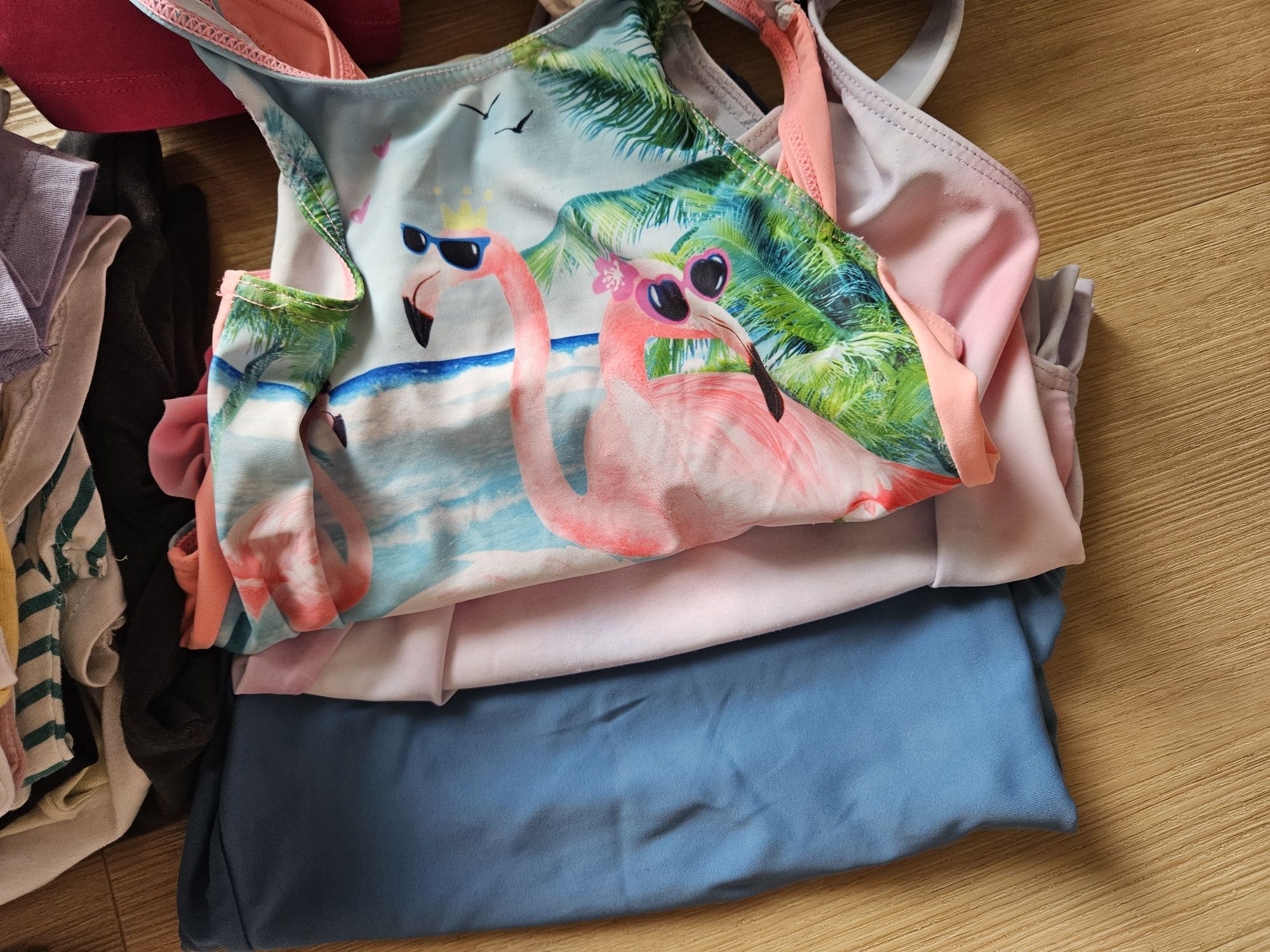 Ubrania bluzy t-shirty leginsy spodnie dresowe kostiumy kąpielowe