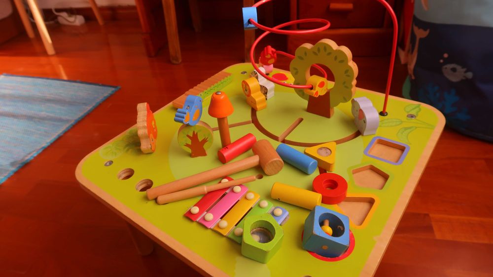 Mesa de actividades  de madeira