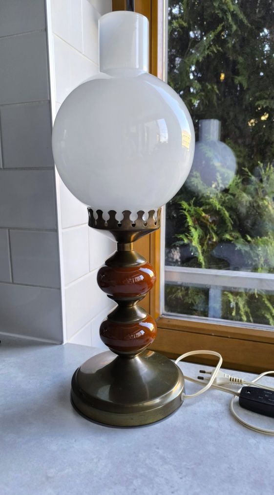 Retro lampa stołowa Polam Wieliczka z czasów PRL, mosiądz i porcelana