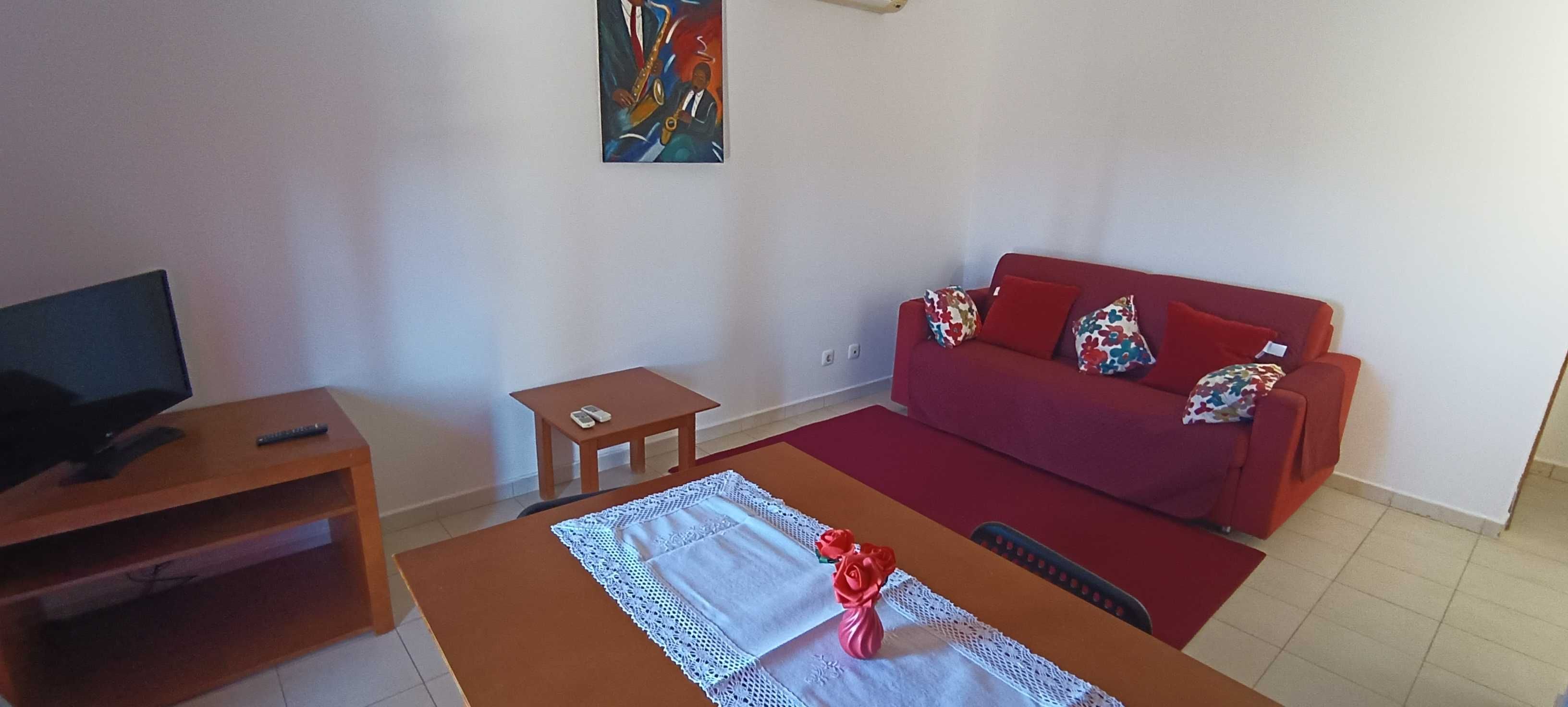 Apartamento Teresinha Alvor com piscina.