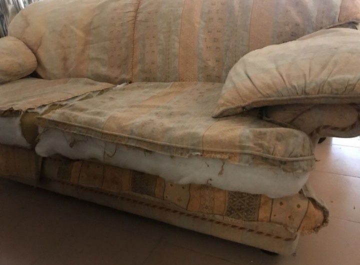 Terno conjunto de 3 sofás nacionais muito bons (p estofar)