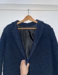 długi granatowy płaszcz boucle oversize