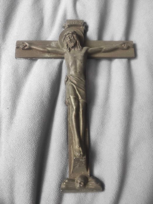 Stary metalowy krzyż .