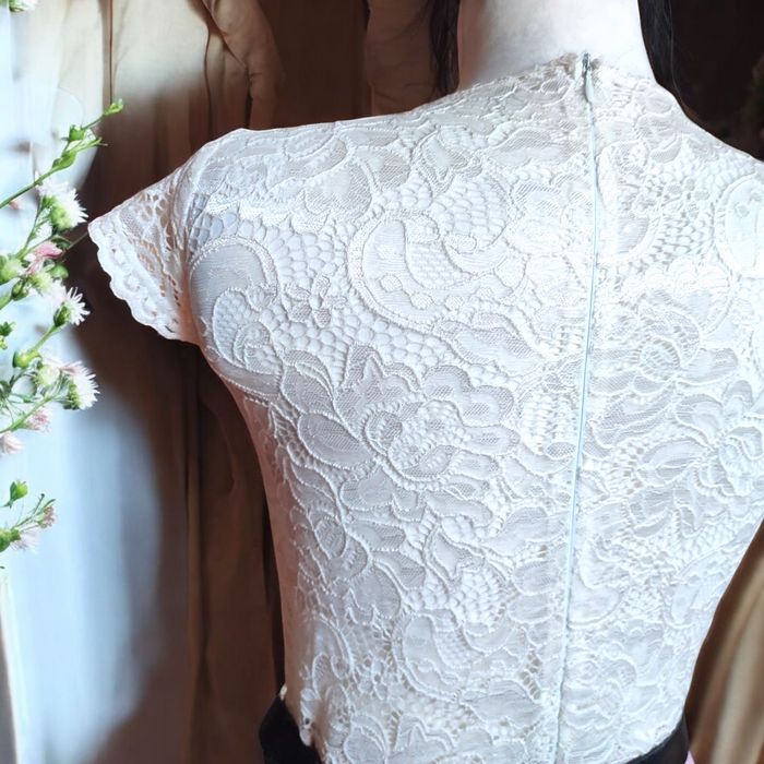 Elegancki kombinezon damski pudrowy róż z koronkową górą
