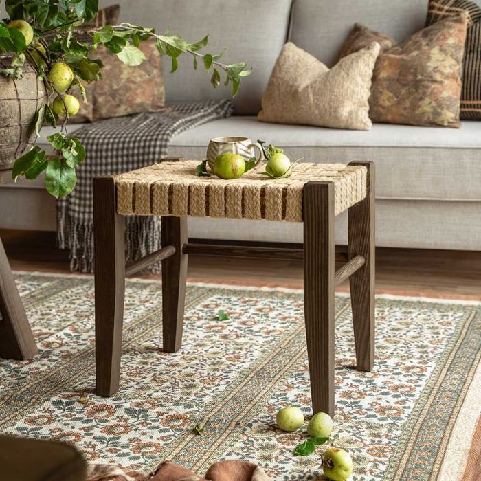 Drewniana taboret z plecionką jutową w stylu rustykalnym, farmhouse