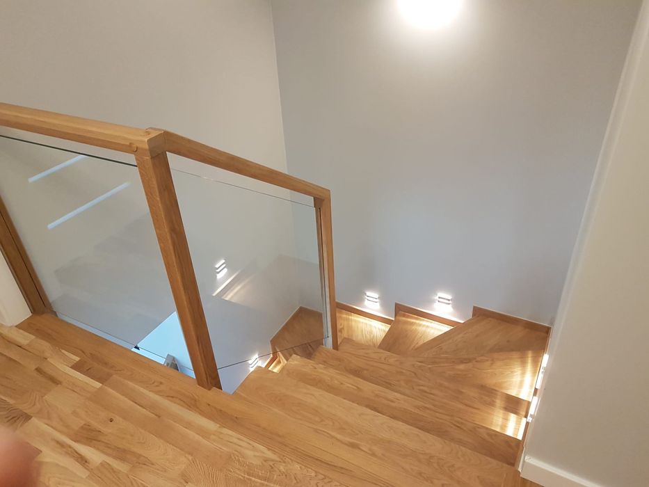 Stopnie dębowe z balustradą szklaną