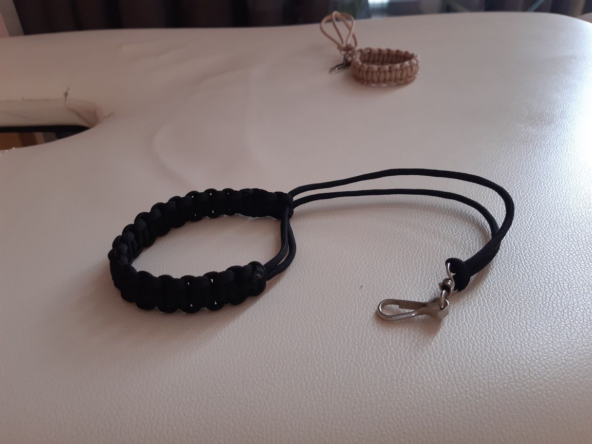 Pulseira paracord para segurar objectos