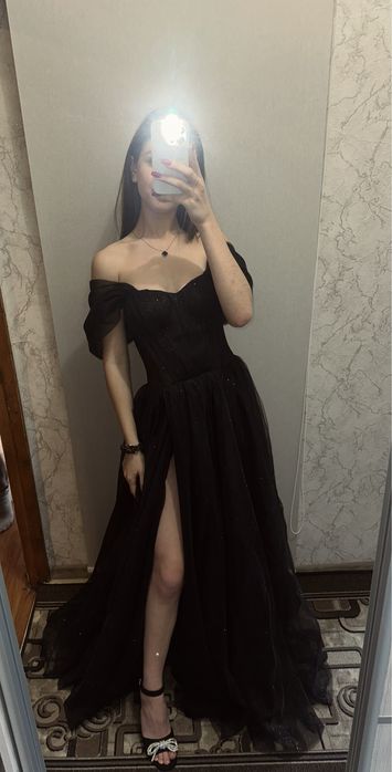 Чорна випусна сукня з блискітками