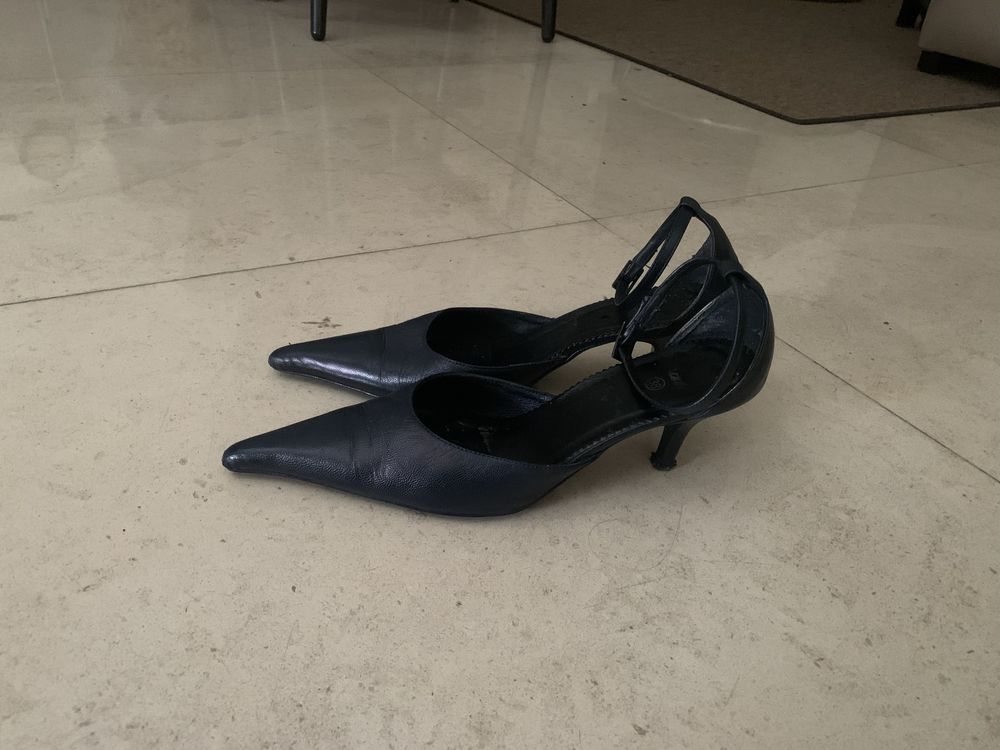 Sapatos / stilettos azuis escuros de pele n38