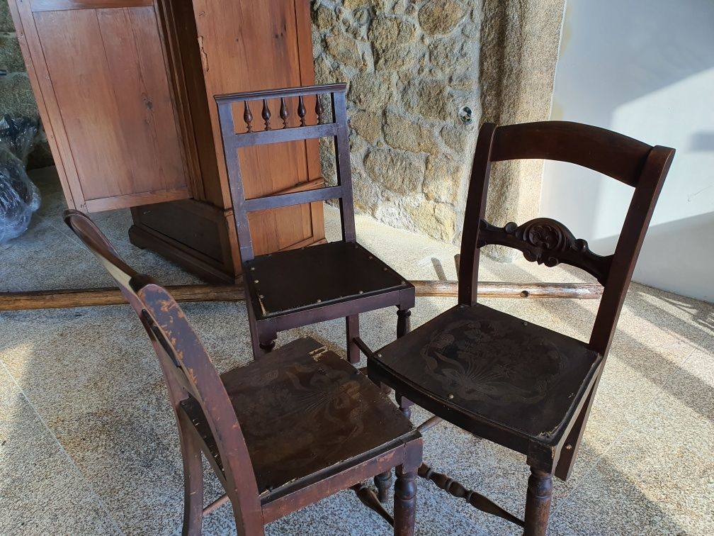 Três cadeiras antigas