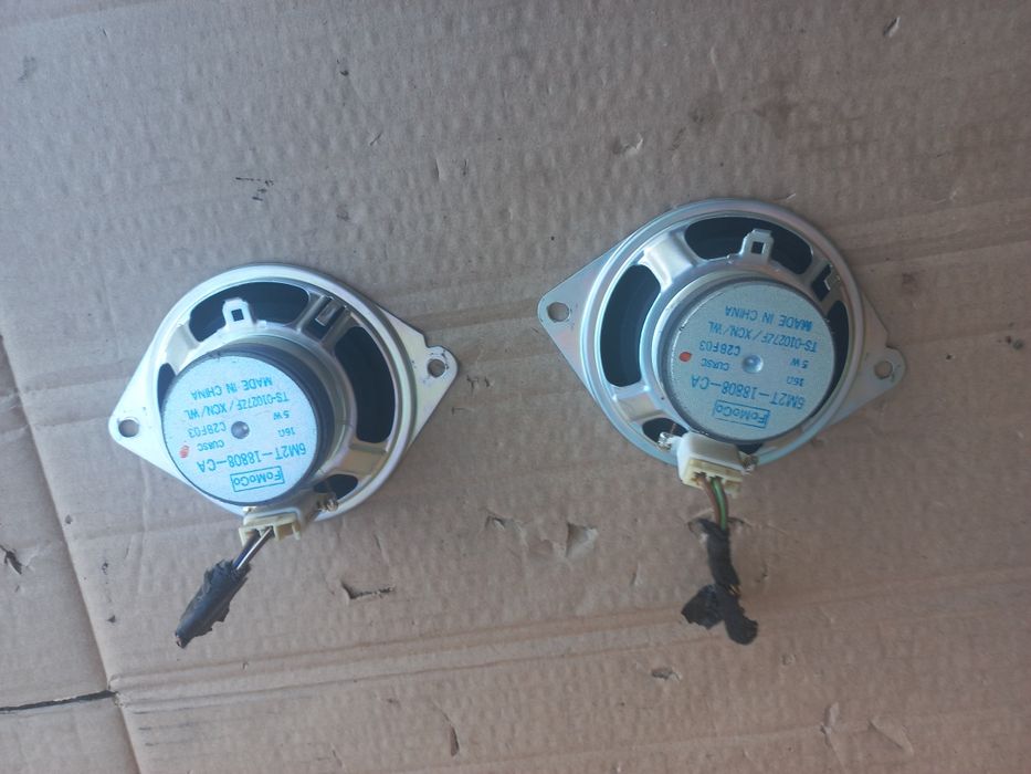 Głośniki ford gslaxy w bagażniku