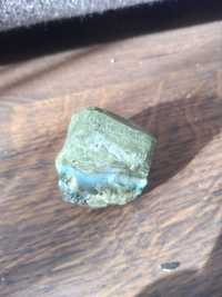 Зелено блакитний камінь з незвичайним забарвленням