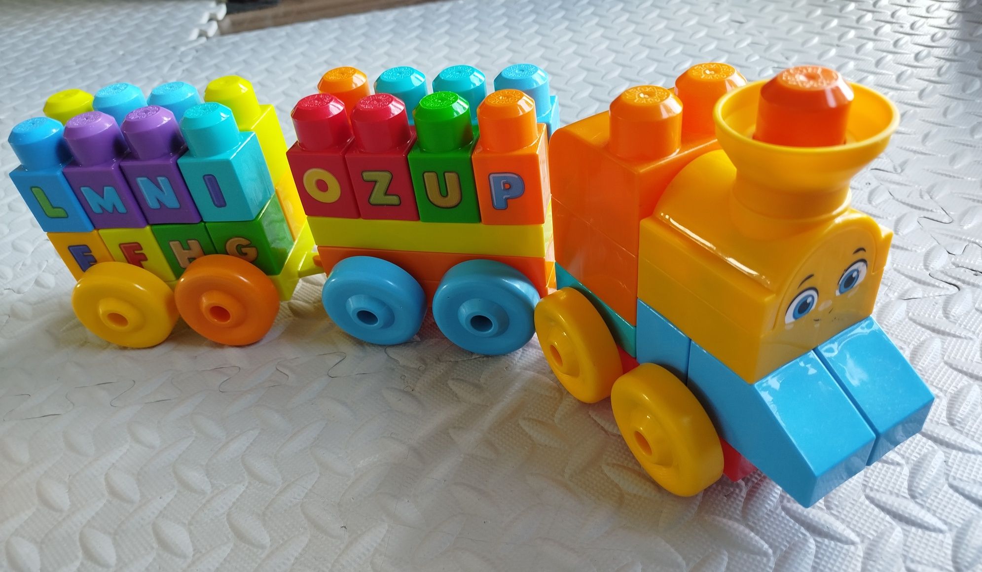 Pociąg z literkami. Klocki Mega Bloks