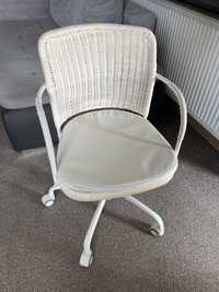 Białe krzesło obrotowe biurowe boho ikea gregor