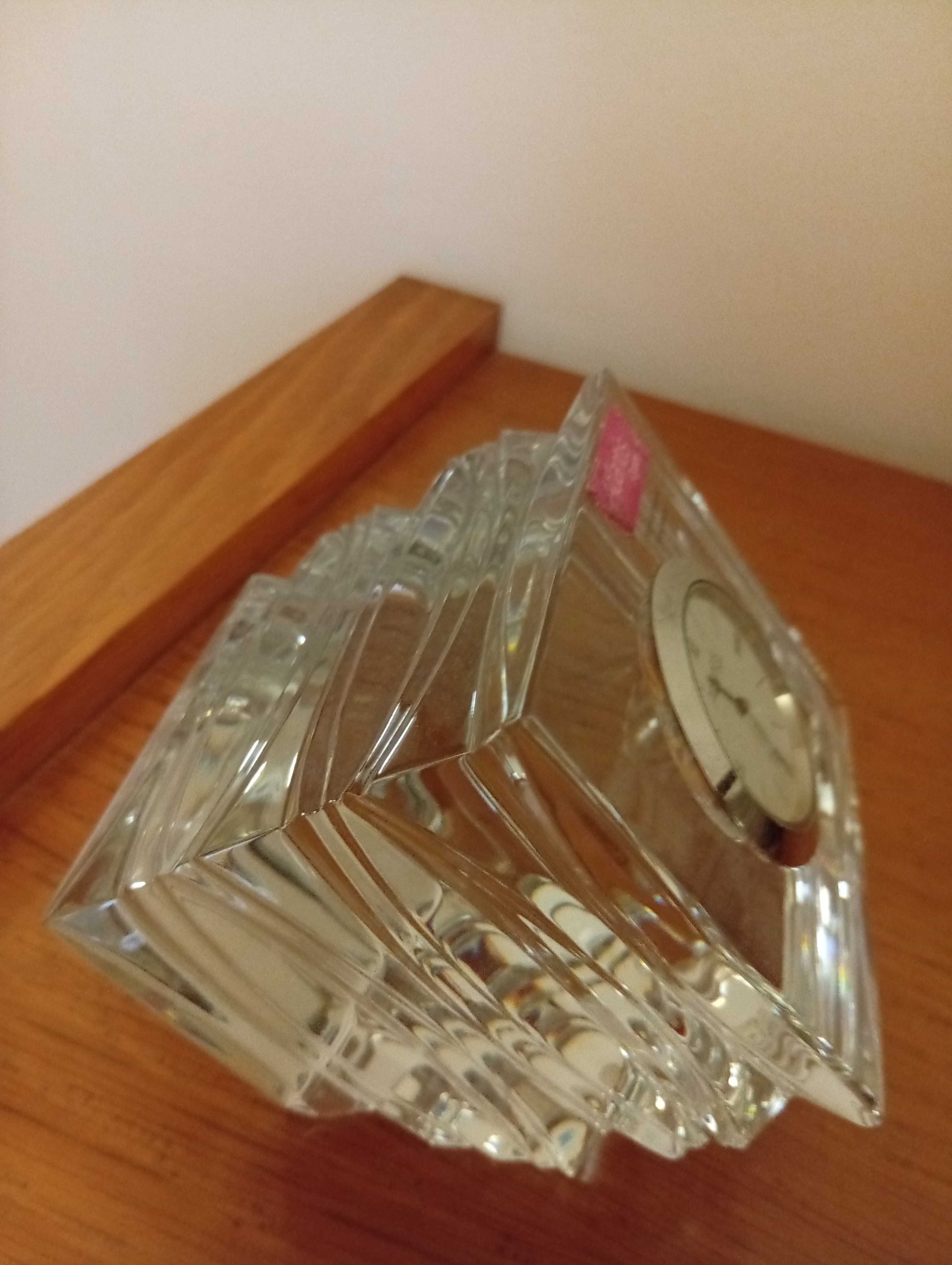 Relógio em peça de cristal