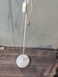 Lampa stojąca z dużym kloszem i ruchomym małym kloszem