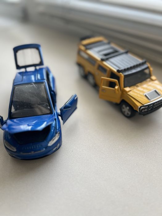 Машинки іграшков металеві по 200 грн. кожна