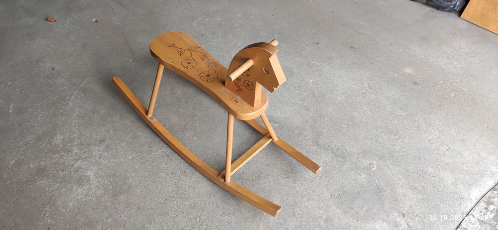 Konik na biegunach drewniany