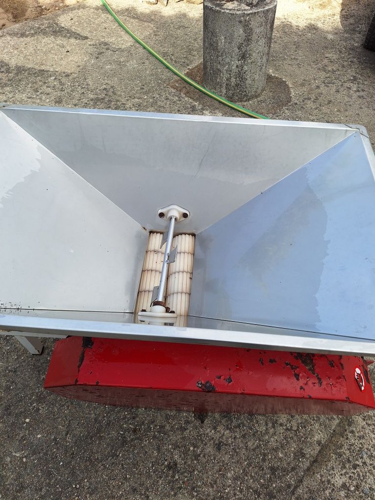 Relador de uvas eléctrico