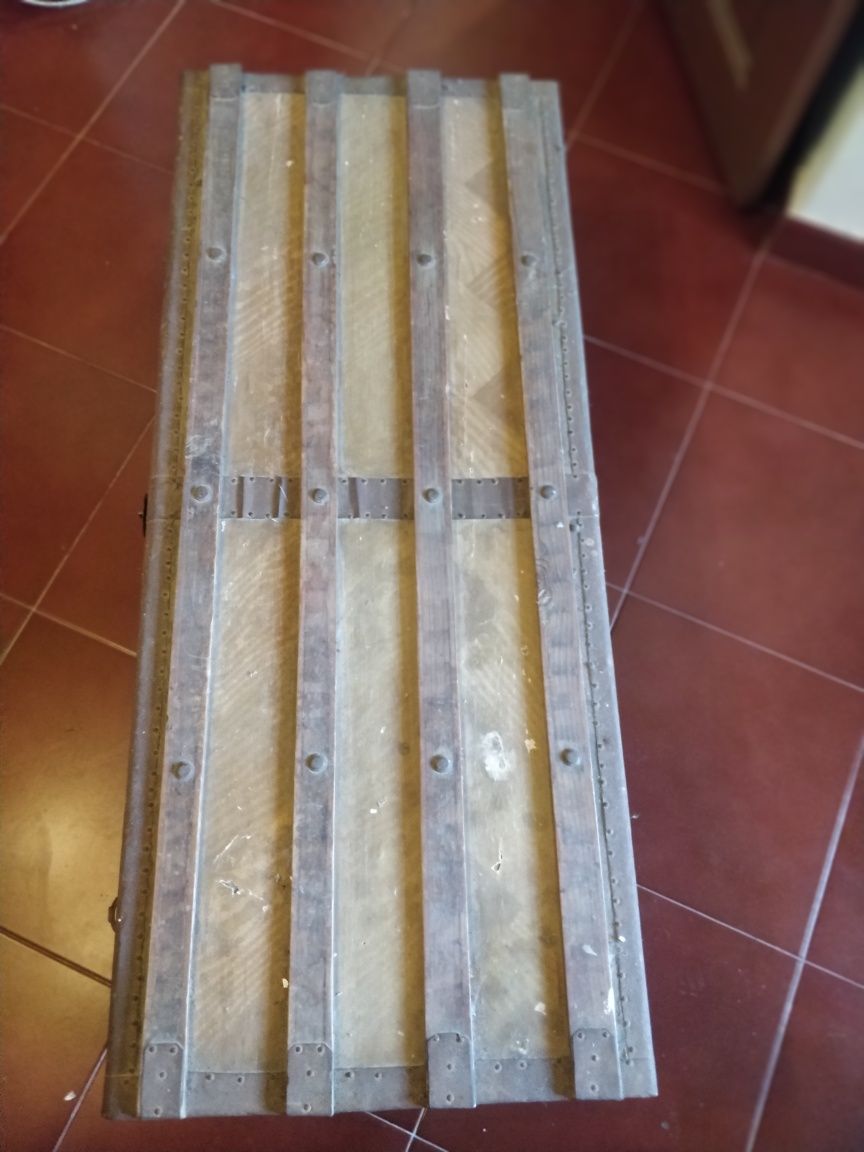 Baú Antigo de Madeira e Metal – Peça Vintage Única