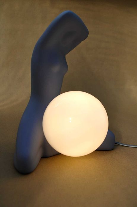 Piękna Lampa Kobieta- Akt -w Lawendowym Kolorze