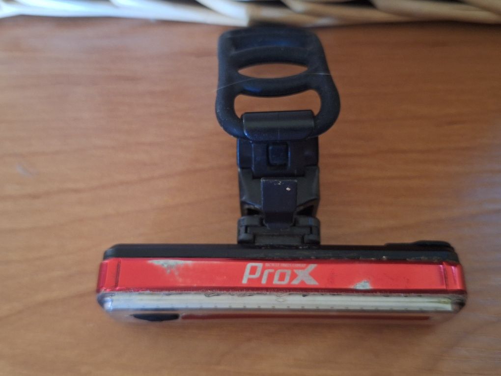 Lampka latarka na rower rowerowa hulajnoga światło USB obejma czerwone