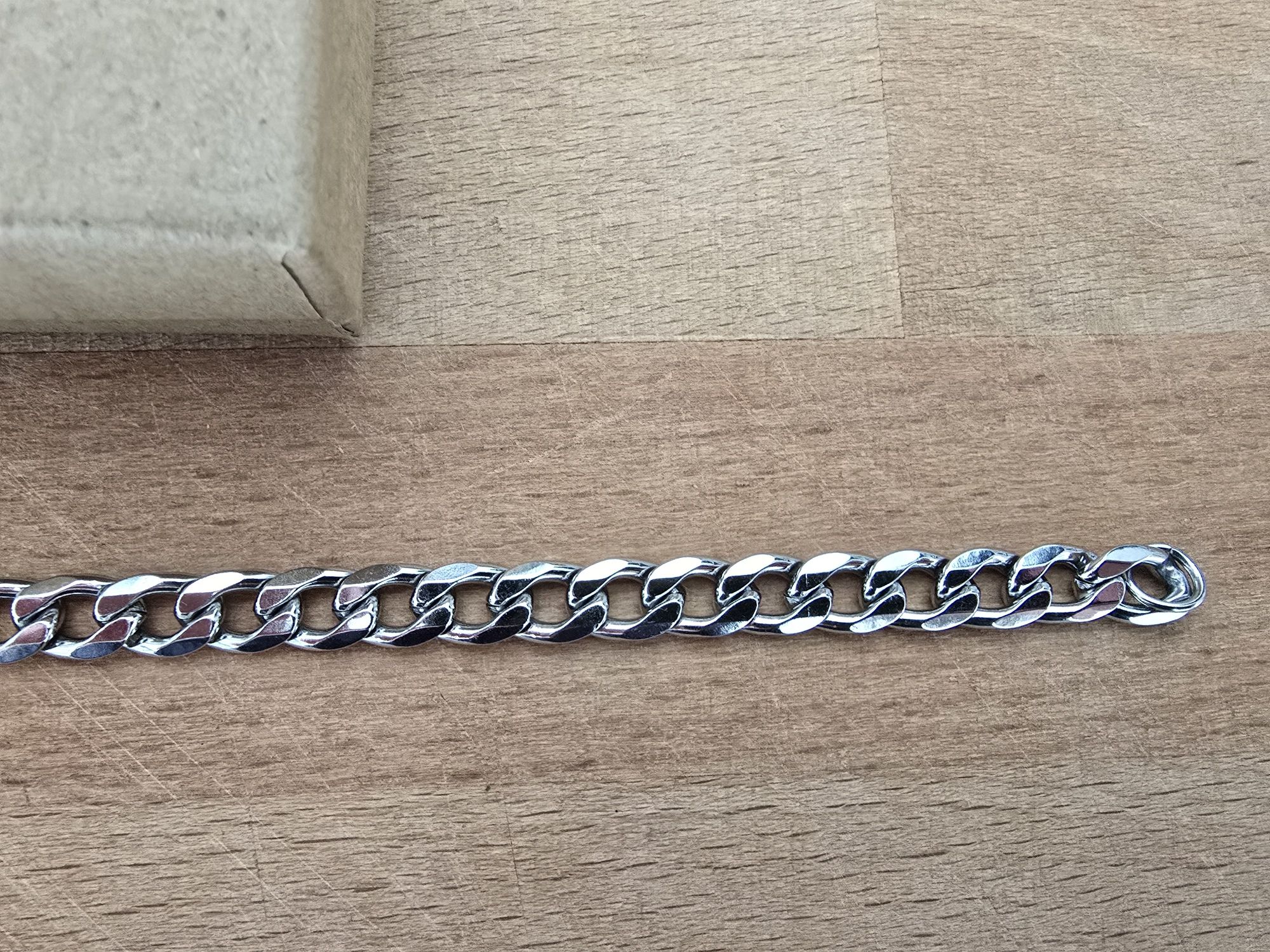 Pulseira em aço. Nova