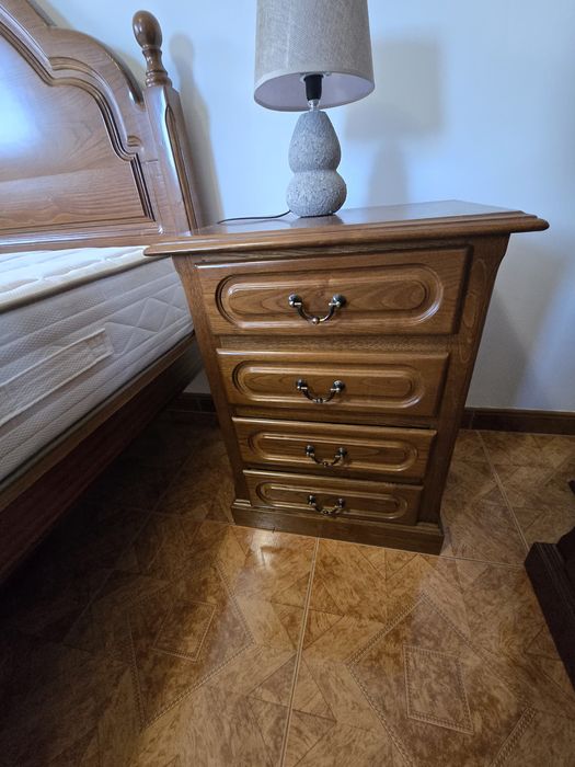 Conjunto cama, mesinhas e cómoda