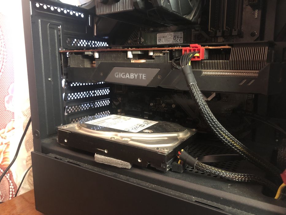 GIGABYTE radeon rx 5700, гарний стан