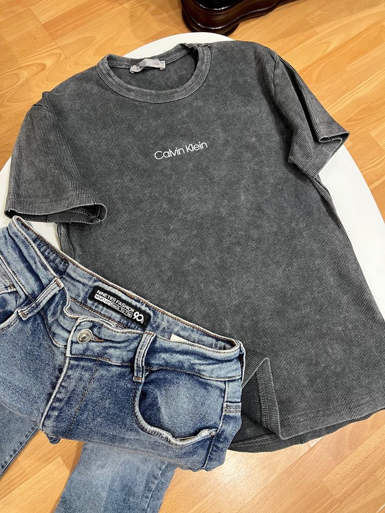 Нова футболочка Calvin Klein розмір s-m в рубчик