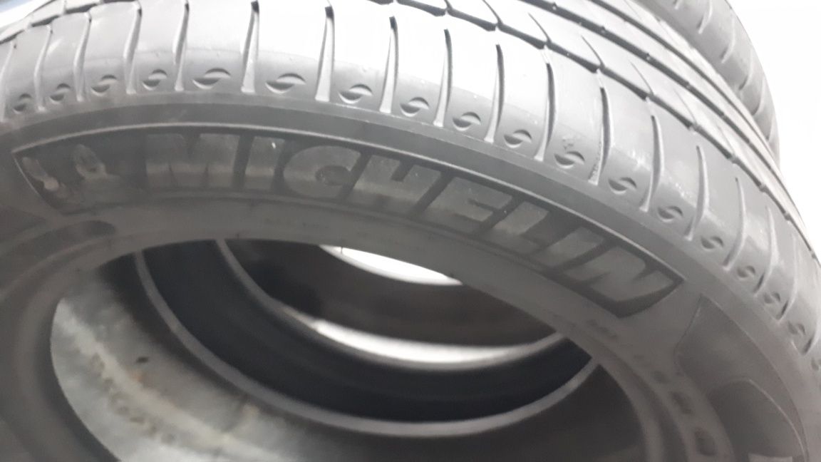 Dois pneus semi-novos 215/55 16 97W Michelin Primacy HP