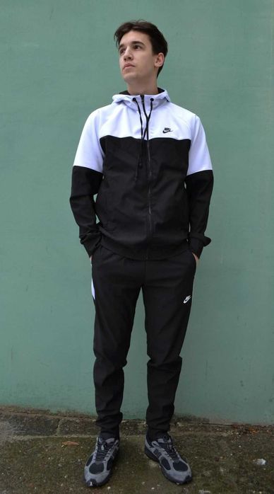 Черно-белый мужской костюм очень классный