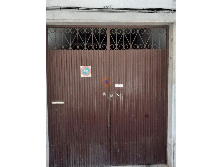 Garagem na Rua dos Eucaliptos, Laranjeiro