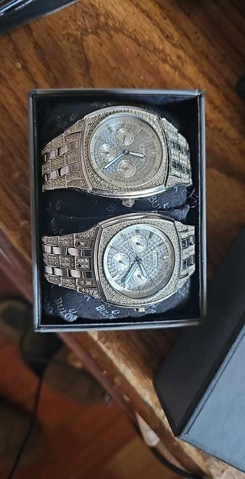 Vende se 2 relógios de prata com diamantes