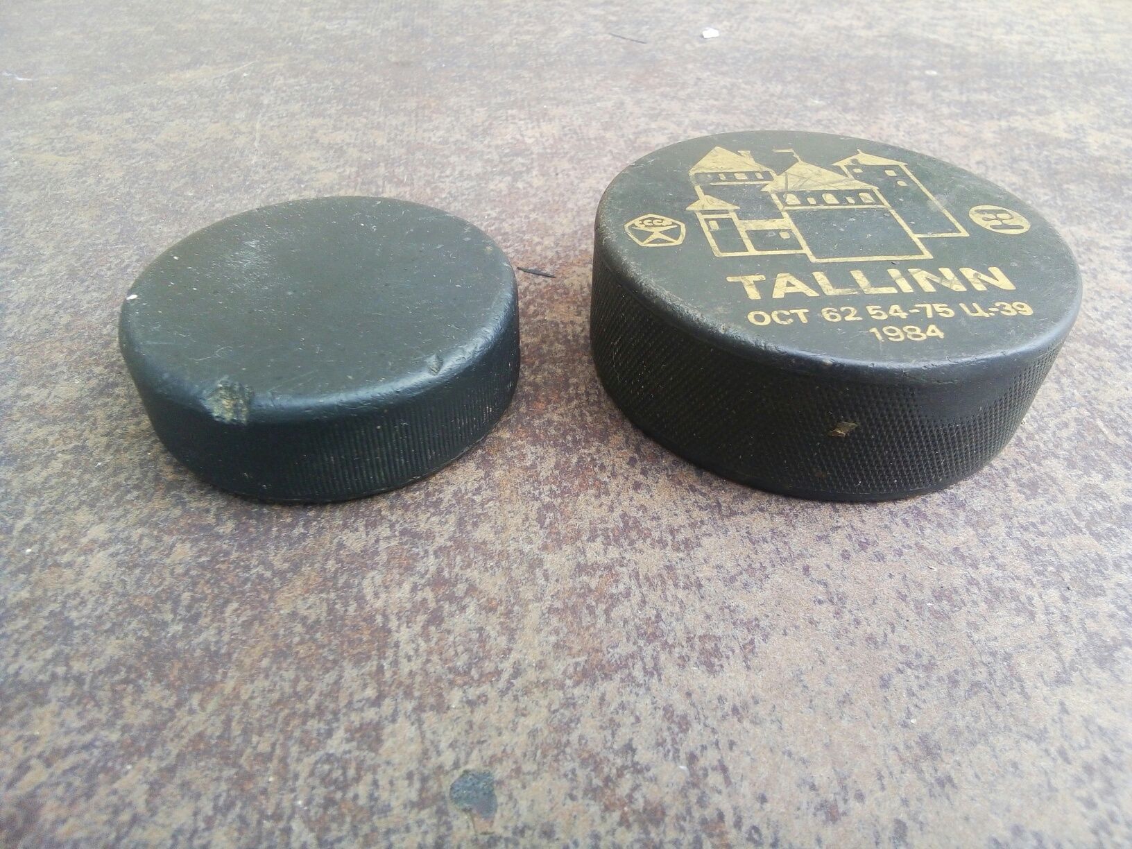 Хоккейная шайба СССР (цена за две штуки)