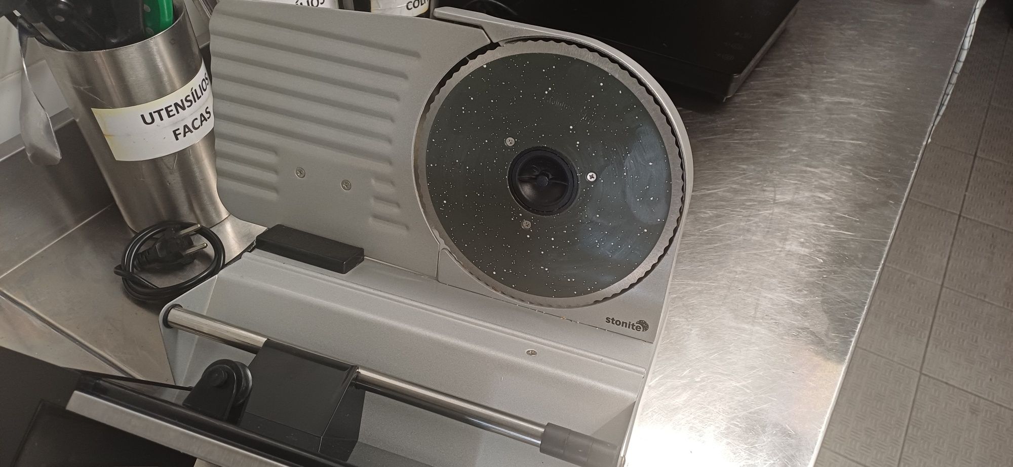 Vendo Fiambreira nova