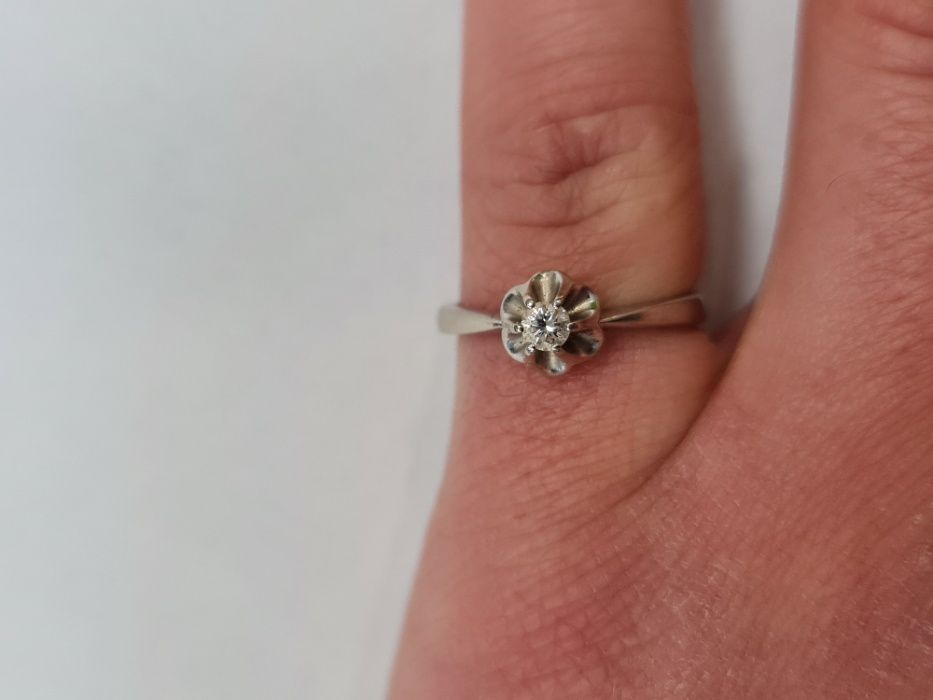 Piękny złoty pierścionek/ 585/ 2.44 gram/ R10 + Brylant ~~ 0.1 CT