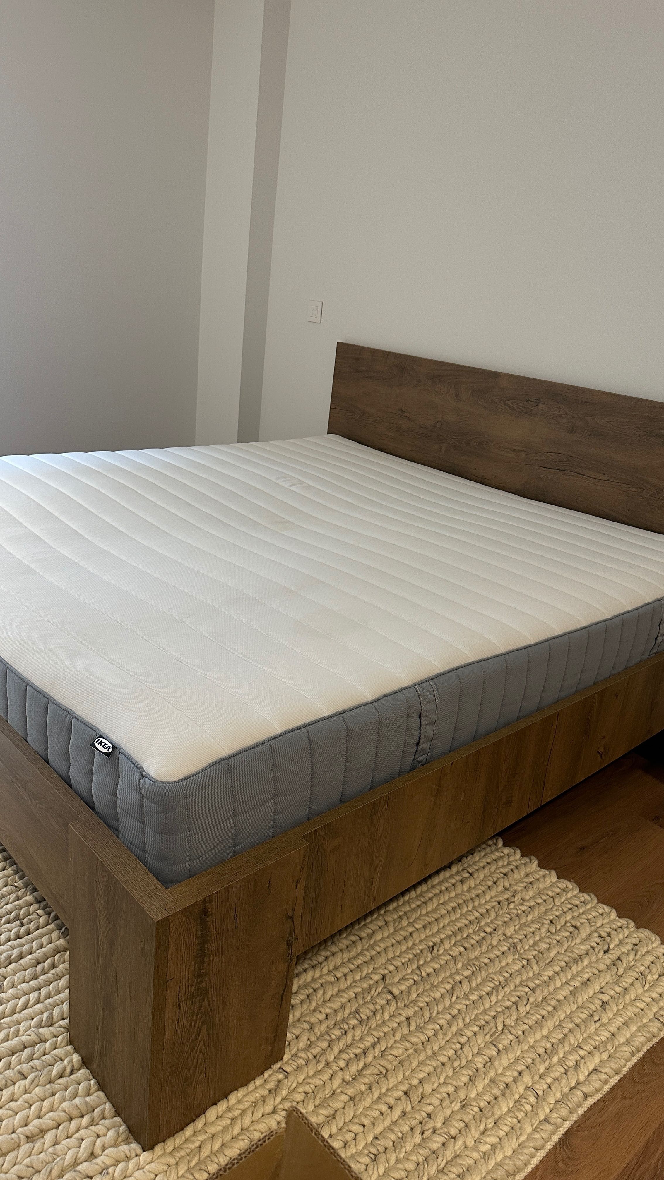 Cama de Casal em Madeira Maciça + Colchão – Sofisticação e Conforto
