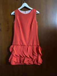 Sukienka trapezowa z falbanami kolor czerwona malina rozmiar S