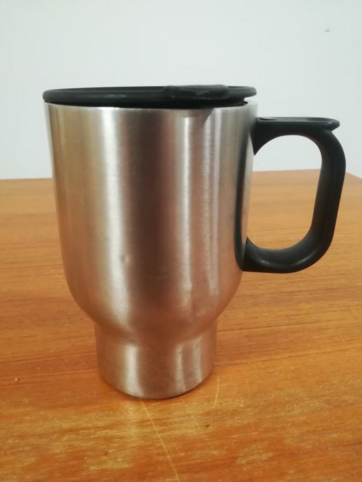 Metalowy kubek termiczny z uchwytem – srebrny