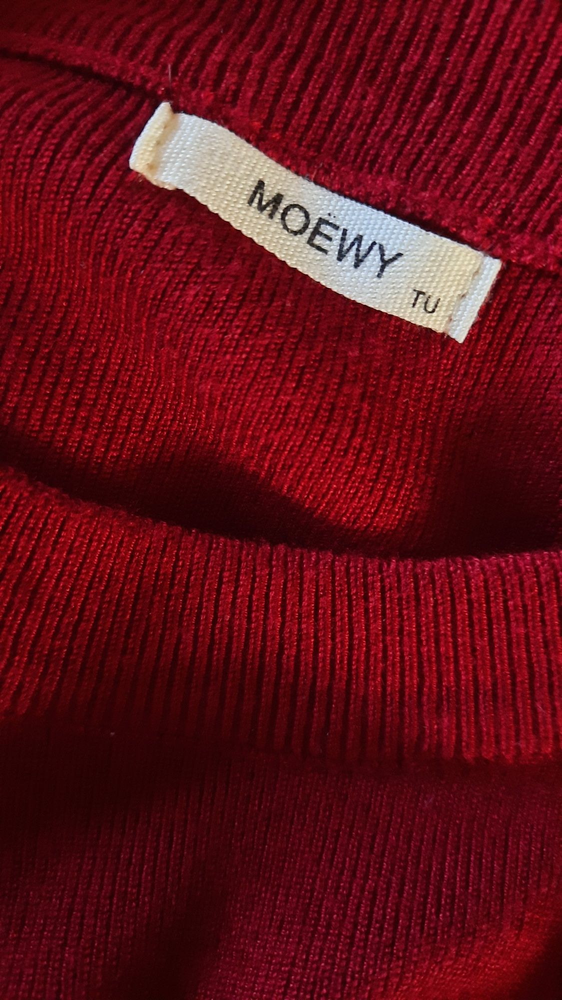 Vestido vermelho manga comprida, com renda nas mangas