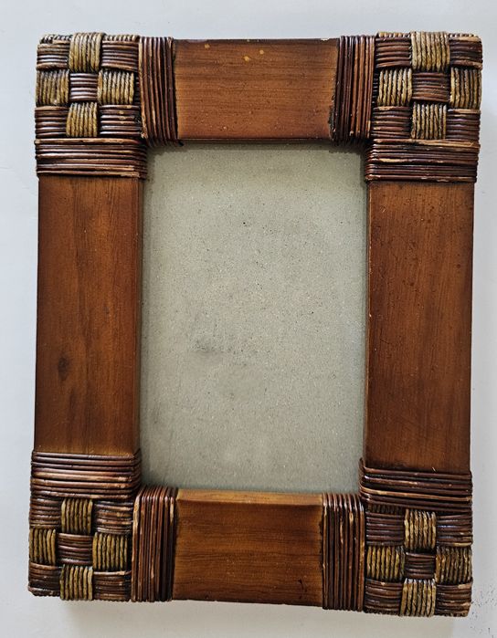 Drewniana ramka vintage z ozdobnym wykończeniem – boho klimat!