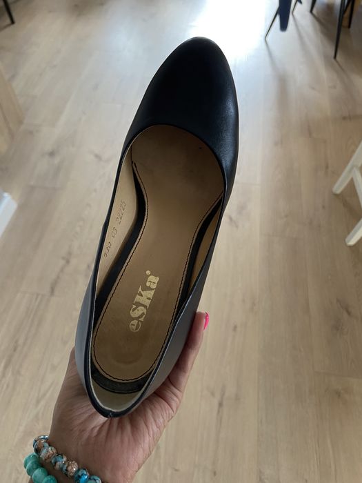 Szpilki czarne Eska na koturnie skórzane 37